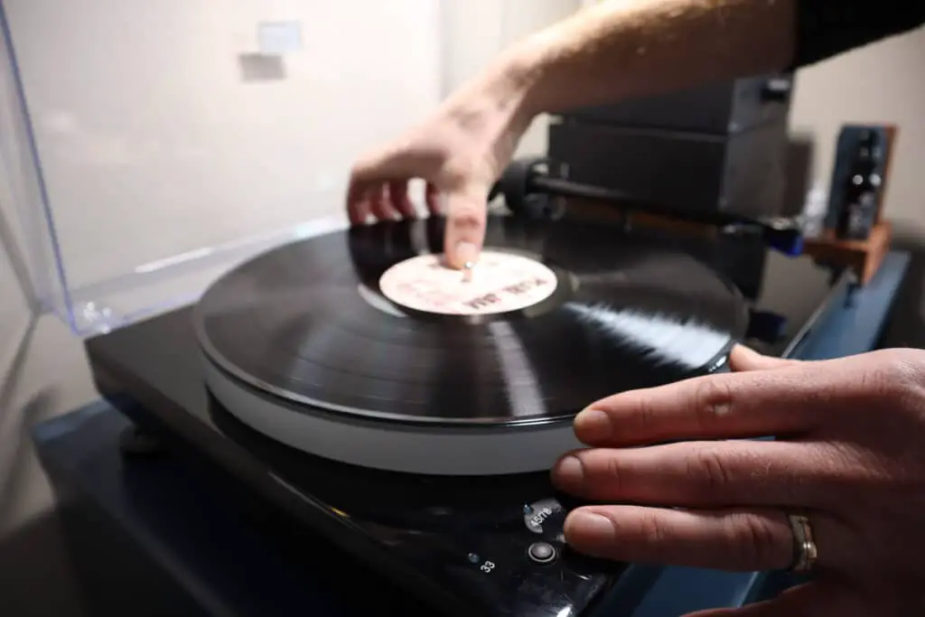 How to handle vinyl records - placing on turntable